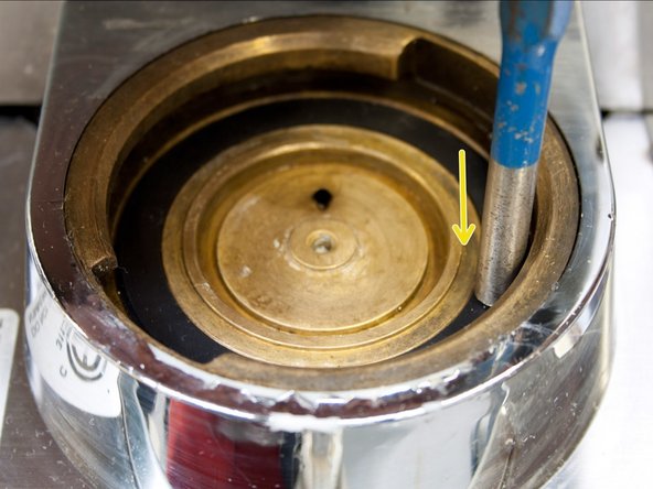 Tune-up A Rancilio Silvia Espresso Machine, Insert New Grouphead Gasket: crwdns2935265:010crwdnd2935265:02crwdnd2935265:03crwdne2935265:0