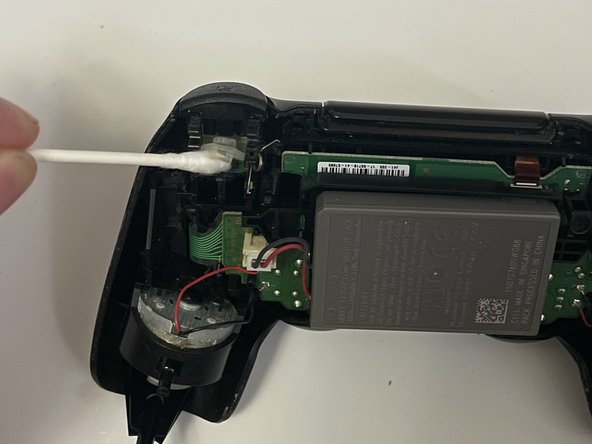 How to Clean The R2 and L2 Buttons on a Dualshock 4 CUH-ZCT2 Controller: crwdns2935265:05crwdnd2935265:02crwdnd2935265:02crwdne2935265:0