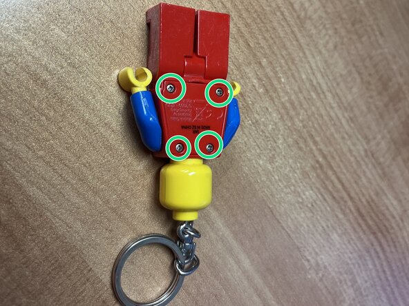 Lego Mini Torch Minifigure Key Chain Classic Batteries Replacement, Unscrew the back panel: passo 1, immagine 1 di 1