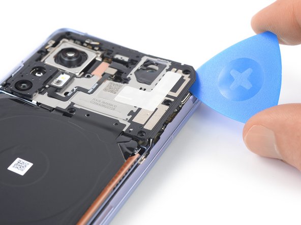 Xiaomi 12 Screen Replacement, Pry up the motherboard cover: crwdns2935265:015crwdnd2935265:03crwdnd2935265:03crwdne2935265:0