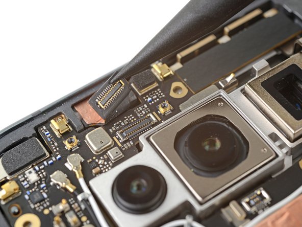 Google Pixel Fold Base Front Camera Replacement, Disconnect the front camera: passo 35, immagine 2 di 2