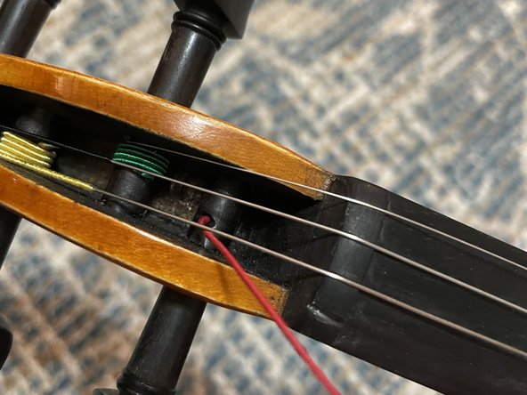 Violin String Replacement, Restringing: passo 4, immagine 3 di 3