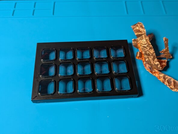 Elgato Stream Deck MK.1 Screen Replacement, Cleanup the button grid: crwdns2935265:08crwdnd2935265:02crwdnd2935265:02crwdne2935265:0