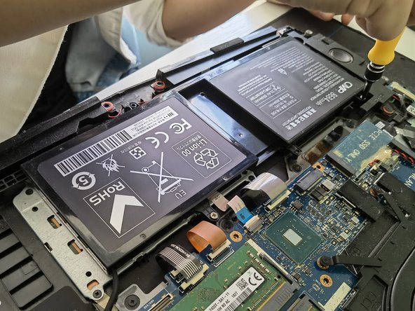 Alienware 17 R5 Battery Replacement, Installing the New Battery: step 6, image 2 of 3