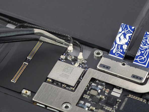 iPad Pro 12.9" 2nd Gen Battery Replacement, Disconnect the antenna cables: crwdns2935265:054crwdnd2935265:03crwdnd2935265:03crwdne2935265:0