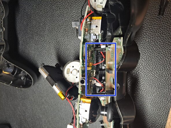 Nacon Asymmetric Wireless PS4 Controller Teardown, Remove the bumper ribbons: crwdns2935265:04crwdnd2935265:02crwdnd2935265:03crwdne2935265:0