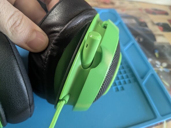 Razer Kraken (Kraken TE) Headband Replacement, Remove ear pads: crwdns2935265:01crwdnd2935265:03crwdnd2935265:03crwdne2935265:0