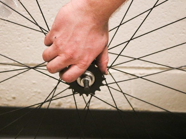 Replacing Cog and Lockring on the Rear Wheel of a Retrospec Fixed-Gear Bicycle: étape 6, image 1 de 2