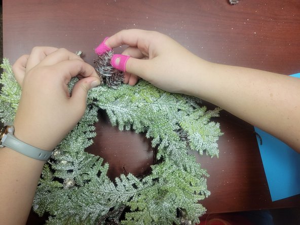How To Fix a Broken Wreath: 3 단계, 이미지 3개 중 2개