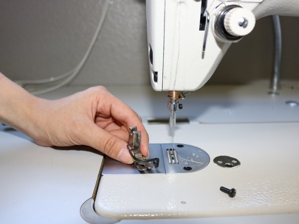 Juki DDL-8700 Presser Foot Replacement: шаг 4, изображение 3 из 3