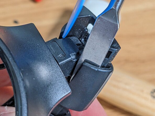 JBL Tune 510BT Ear cup holder replacement, Remove the earpiece connection cover: crwdns2935265:08crwdnd2935265:02crwdnd2935265:02crwdne2935265:0