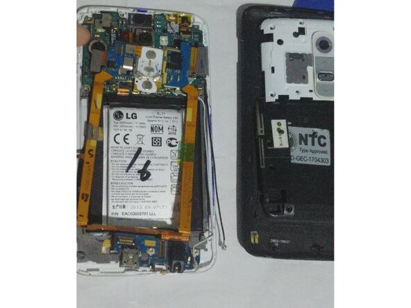 LG G2 Charging Port Replacement, Freeing up the daughterboard: crwdns2935265:04crwdnd2935265:03crwdnd2935265:03crwdne2935265:0