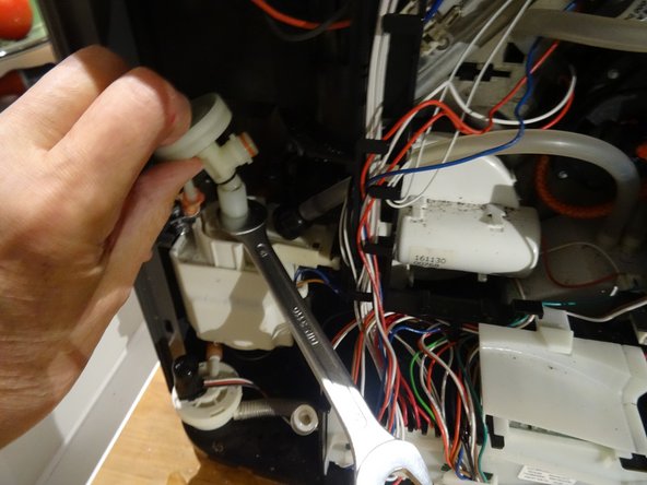 Siemens EQ5 Pulsationsdämpfer/Überdruckventil tauschen, Pulsationsdämpfer/Überdruckventil: crwdns2935265:07crwdnd2935265:02crwdnd2935265:03crwdne2935265:0