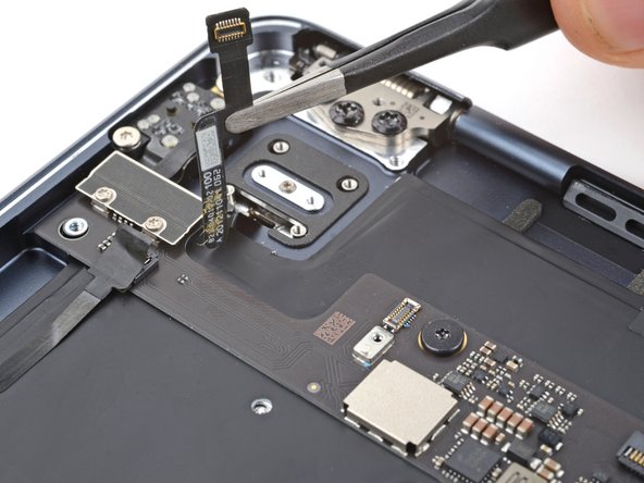 Macbook Air M2 2022 Touch ID Sensor Replacement, Separate the cable adhesive: crwdns2935265:037crwdnd2935265:02crwdnd2935265:02crwdne2935265:0