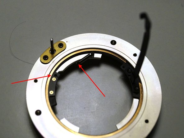 Reparatur einer hängenden Blende an einem Vivitar Series 1 28-300mm Objektiv, Sicherungsring wieder am Metallring anbringen: Schritt 6, Bild 1 von 3