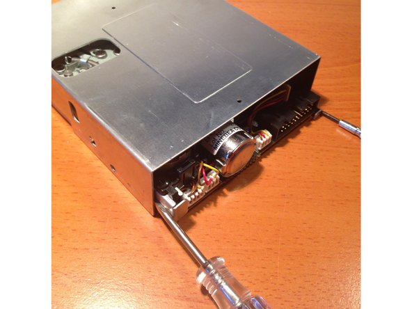 Apple 3.5 Drive External Floppy Drive Teardown, Removing the Top Cover From Floppy Mechanism: crwdns2935265:011crwdnd2935265:02crwdnd2935265:03crwdne2935265:0