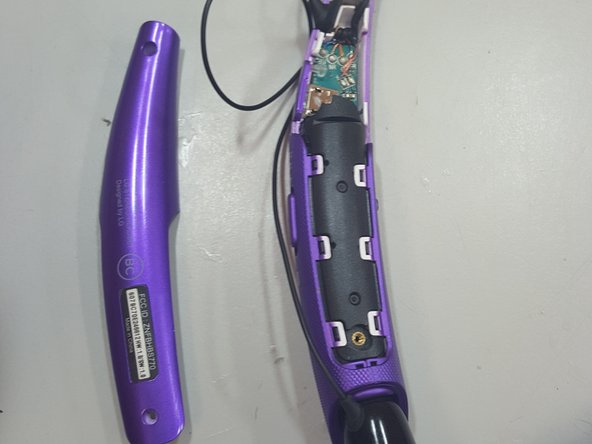 LG Tone Pro HBS-770 Speaker Replacement, Pry Open Housing: crwdns2935265:03crwdnd2935265:03crwdnd2935265:03crwdne2935265:0