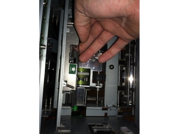 M3t Bill Dispenser Maintenance, Behind the Cash Can: crwdns2935265:06crwdnd2935265:03crwdnd2935265:03crwdne2935265:0