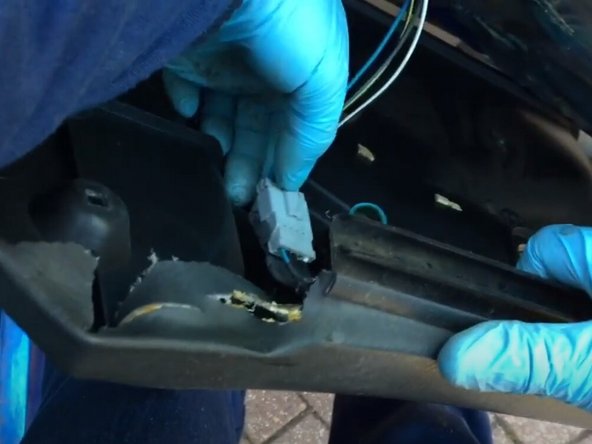 How to Fix a Loose Car Window: crwdns2935265:04crwdnd2935265:02crwdnd2935265:03crwdne2935265:0