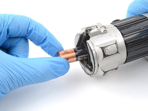 How to Clean Corroded Battery Terminals, Install new batteries: crwdns2935265:07crwdnd2935265:02crwdnd2935265:03crwdne2935265:0