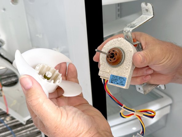 GE Side-By-Side Refrigerator Evaporator Fan Replacement, Remove the evaporator fan blades: 步骤 33 中的图像 2，2