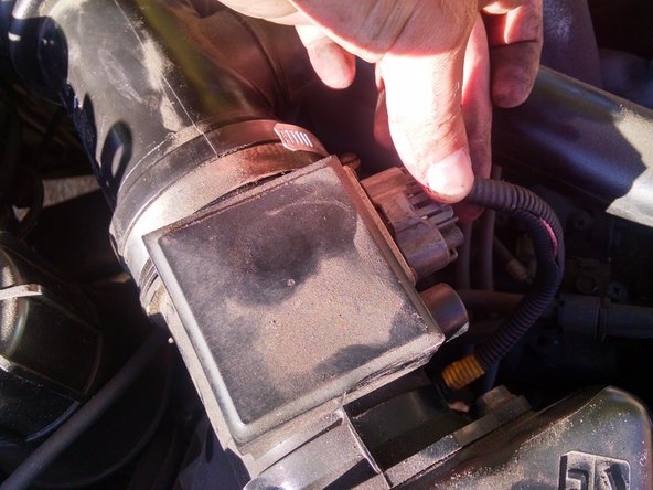 1996-1998 Subaru Legacy Engine Air Filter Replacement, Engine Air Filter: stap 1, afbeelding 1 van 1