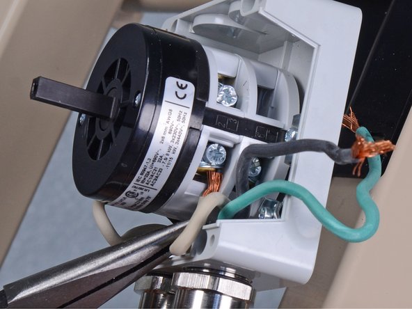 EDCO Disk Grinder 50200-HD On/Off Switch Replacement: crwdns2935265:018crwdnd2935265:02crwdnd2935265:03crwdne2935265:0