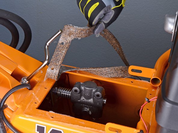 Barreto Tillers E1320HTRLR 2016 Wheel Drive Motor Replacement, Remove the old gasket: crwdns2935265:016crwdnd2935265:03crwdnd2935265:03crwdne2935265:0