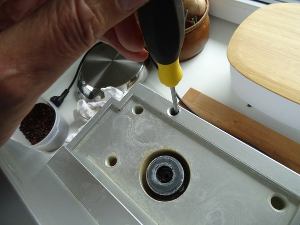 Saeco Vienna Sup 018 öffnen, Schrauben lösen: Schritt 3, Bild 2 von 3