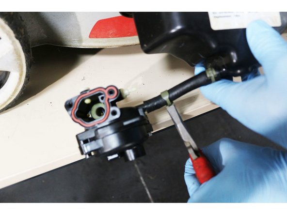 Changer le carburateur de la tondeuse 460BSP500E-3, Désaccouplement du réservoir: stap 0, afbeelding 2 van 3