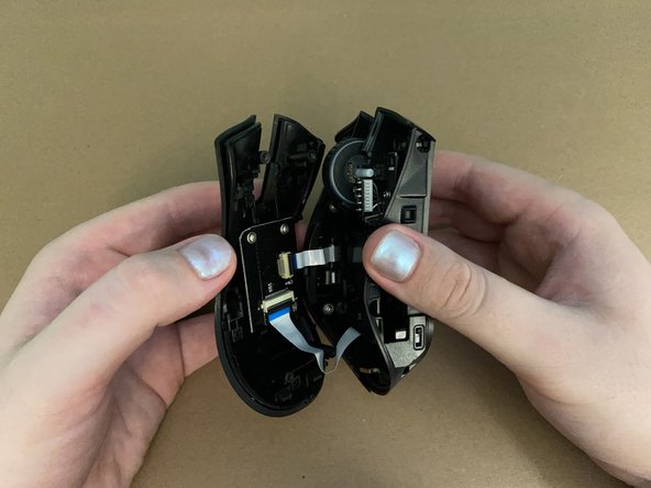 Razer Naga Epic Mouse Initial Disassembly, Slightly separate top assembly: crwdns2935265:07crwdnd2935265:03crwdnd2935265:03crwdne2935265:0