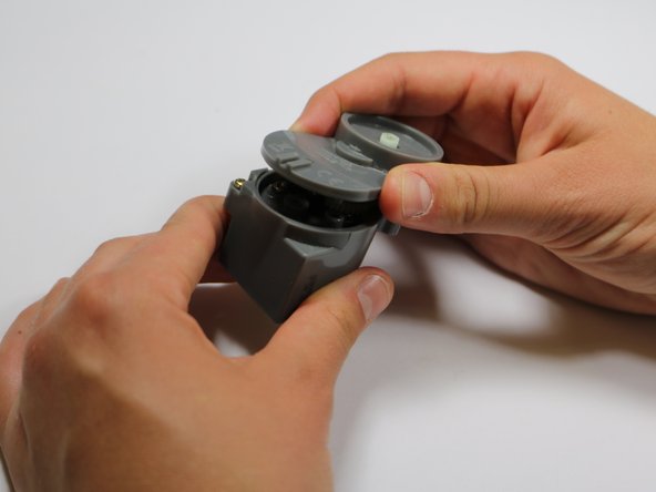 iRobot Roomba 880 Side Brush Motor Replacement: crwdns2935265:08crwdnd2935265:02crwdnd2935265:03crwdne2935265:0