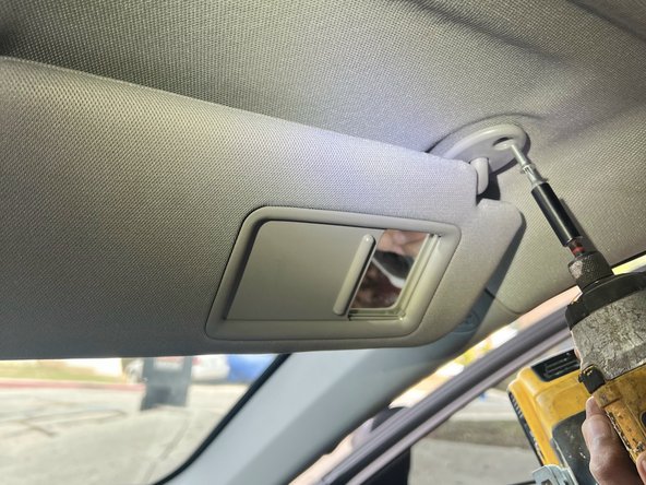 2016 Toyota Camry Sun Visor Replacement: crwdns2935265:04crwdnd2935265:02crwdnd2935265:02crwdne2935265:0