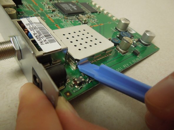 Motorola SURFboard SB5101 Metal Receiver Replacement, Lifting Another Corner: crwdns2935265:08crwdnd2935265:02crwdnd2935265:02crwdne2935265:0