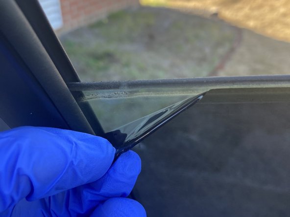 Removing Aftermarket Vehicle Window Tinting: crwdns2935265:04crwdnd2935265:02crwdnd2935265:02crwdne2935265:0