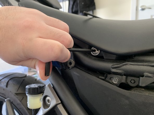 Kawasaki Ninja 300 Seat Replacement: crwdns2935265:03crwdnd2935265:02crwdnd2935265:03crwdne2935265:0