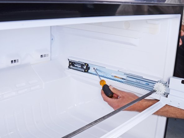 Samsung Refrigerator Evaporator Fan (Freezer Compartment) Replacement, Remove the freezer door: crwdns2935265:04crwdnd2935265:02crwdnd2935265:03crwdne2935265:0