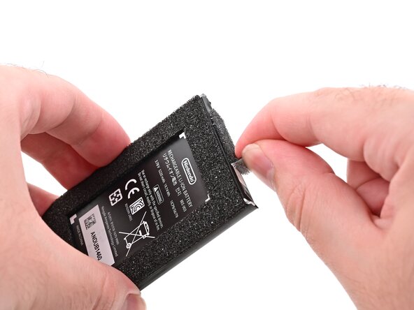 Nintendo Switch 2 Battery Replacement, Transfer the foam: crwdns2935265:039crwdnd2935265:01crwdnd2935265:02crwdne2935265:0