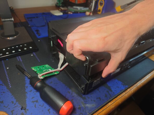 APC Back-UPS Pro 1000 S Teardown, Remove Side Plate: crwdns2935265:08crwdnd2935265:02crwdnd2935265:03crwdne2935265:0