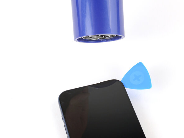 iPhone 17 Pro Battery Replacement, Heat the top edge: crwdns2935265:014crwdnd2935265:01crwdnd2935265:02crwdne2935265:0