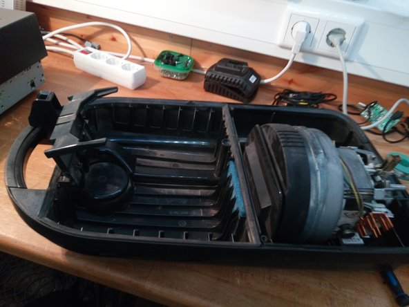 Miele S 2511 1200W Vacuum Cleaner Triac Replacement, Removing the motor head: step 3, image 2 of 2