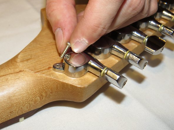 Fender Starcaster Tuning Heads Replacement: crwdns2935265:06crwdnd2935265:02crwdnd2935265:02crwdne2935265:0