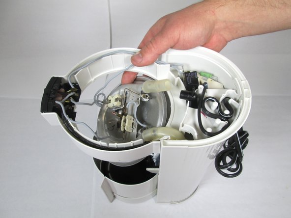 Braun Aromaster KF440 Heating Element Replacemen, Remove the first center tube from the one-way valve: crwdns2935265:04crwdnd2935265:02crwdnd2935265:02crwdne2935265:0