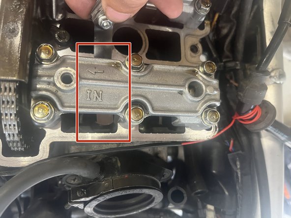 1999-2002 Suzuki SV650 Valve Inspection and Adjustment Replacement, Checking Rear Valves: crwdns2935265:023crwdnd2935265:02crwdnd2935265:03crwdne2935265:0