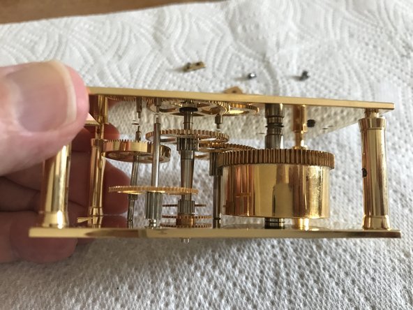 Wind-up carriage clock Service clean, Reassembling the gear chain: crwdns2935265:015crwdnd2935265:02crwdnd2935265:03crwdne2935265:0