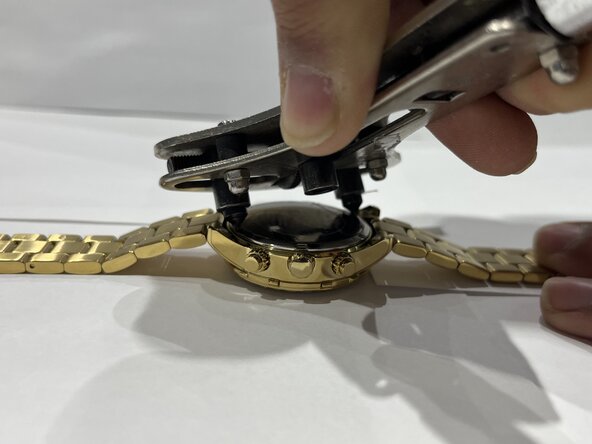 How to Replace a Guess W0016L2 Watch Battery: crwdns2935265:08crwdnd2935265:03crwdnd2935265:03crwdne2935265:0