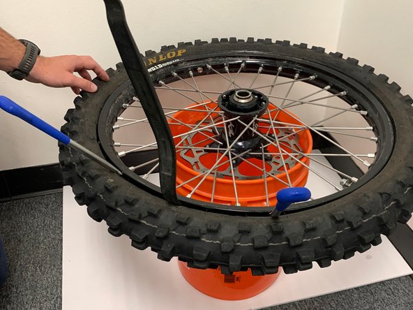 Dirt Bike Tire Spoke Replacement: crwdns2935265:04crwdnd2935265:02crwdnd2935265:02crwdne2935265:0