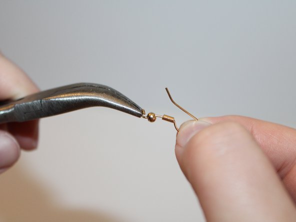 How to Repair Hook Earrings: crwdns2935265:02crwdnd2935265:02crwdnd2935265:03crwdne2935265:0
