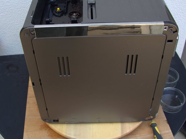 How to open the Saeco Moltio housing (with metal frame): step 3, image 2 of 2