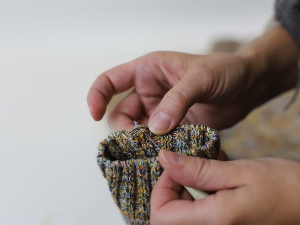 How to Fix a Running Loop on a Knitted Garment, Secure the loop: crwdns2935265:02crwdnd2935265:03crwdnd2935265:03crwdne2935265:0